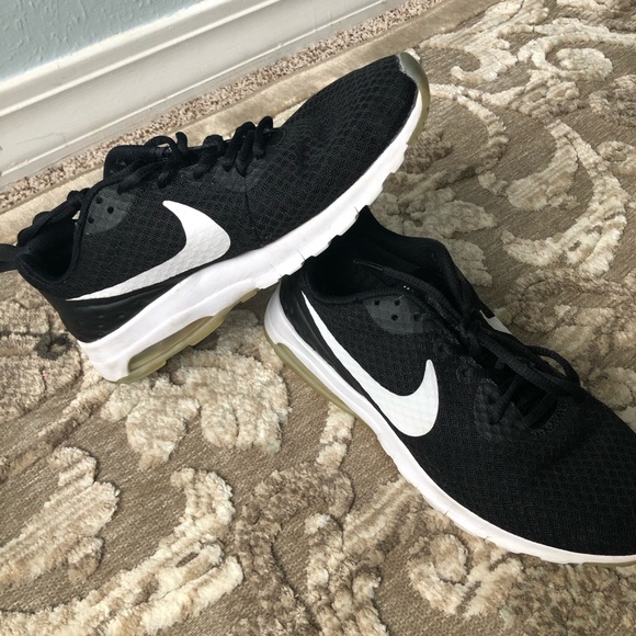 black and white nike tennis shoes